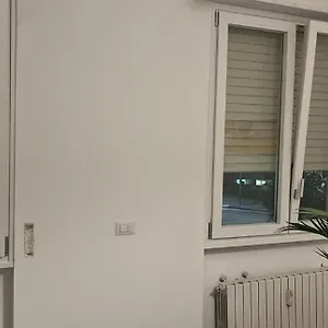 Shining House In Apartament Milano